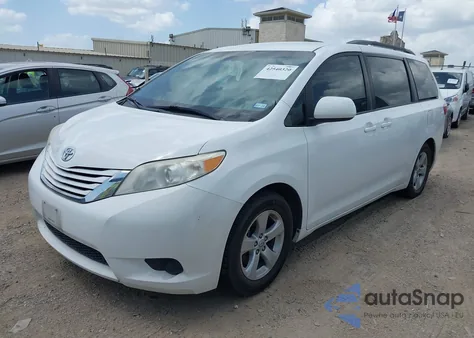 2017 Toyota Sienna Le 8 Passenger z USA, uszkodzony, nr VIN 5TDKZ3DC3HS828606